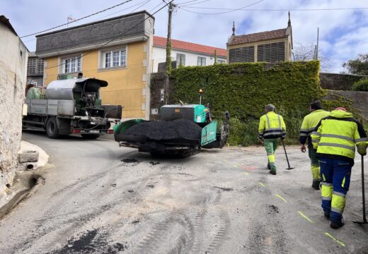 O concello mellora a estrada no núcleo de A Fontaíña, en Lemaio